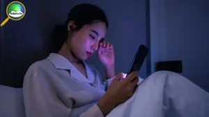 অন্ধকারে মোবাইল ফোন ব্যবহার করলে যত ক্ষতি