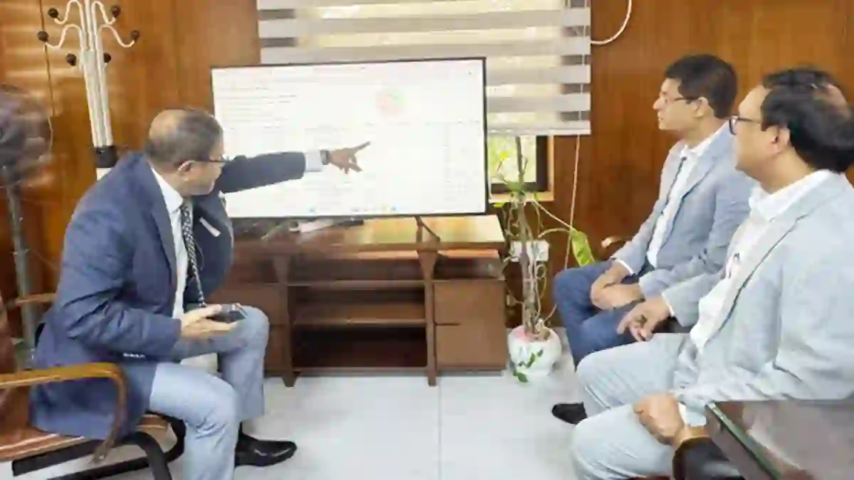 ডিজিটাল হাজিরায় স্বাস্থ্যকর্মীদের উপস্থিতি পর্যবেক্ষণ করছেন স্বাস্থ্যমন্ত্রী